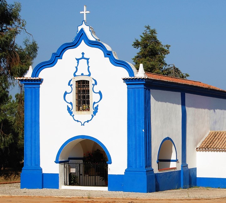 Iglesia azul y blanca de Alentejo, región de Portugal