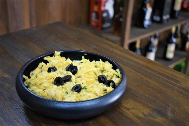 bacalao al horno con patatas, perejil y aceitunas negras