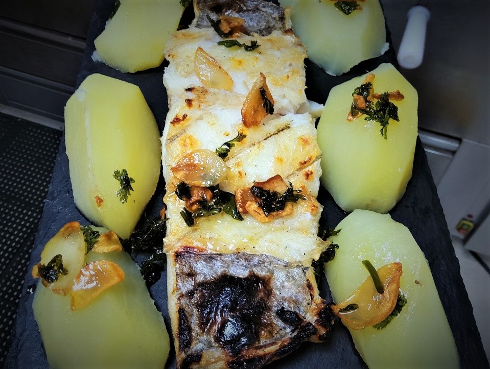 bacalao asado con aderezo de patatas
