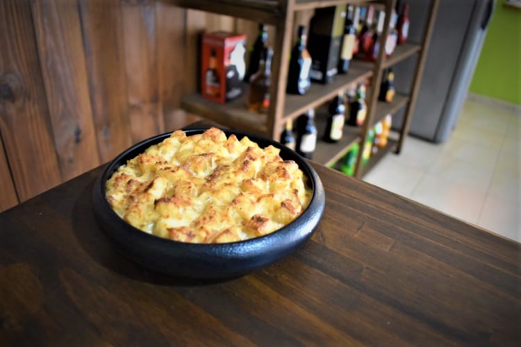 bacalao al horno con nata, bechamel, queso y patatas