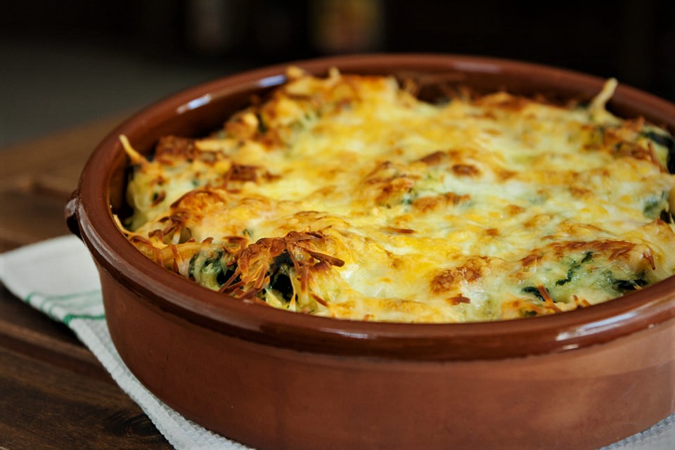 bacalao al horno con queso, espinacas, gambas gratinado