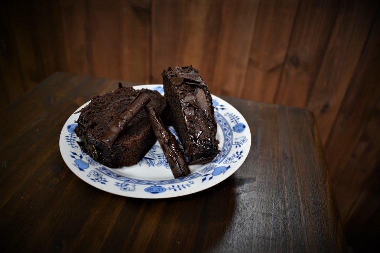 trozo de bolo de chocolate amargo