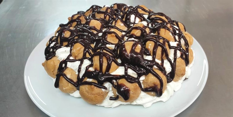 Bizcocho de profiteroles con nata montada y crema de chocolate amargo