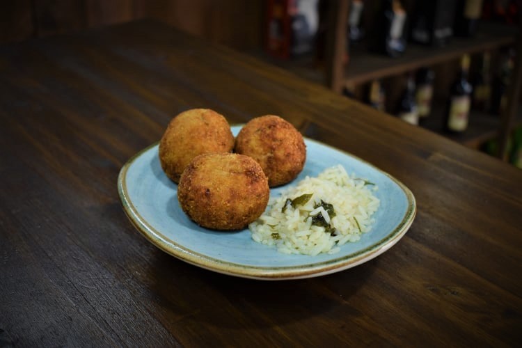 croquetas de pollo y hierbas con aderezo de arroz