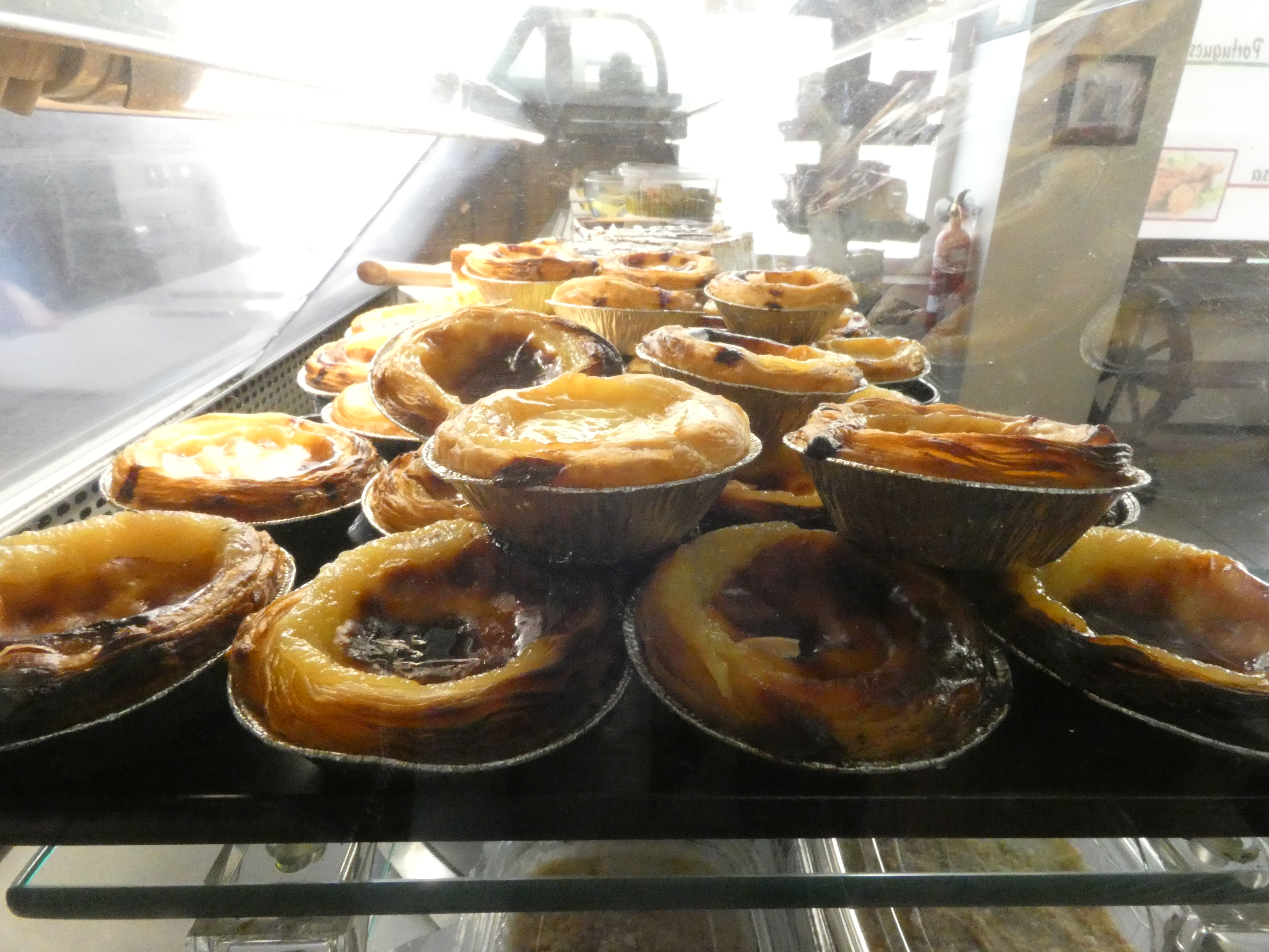 exhibición de pasteis de nata en formas de aluminio