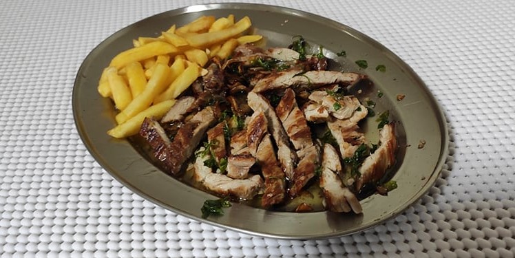 solomillo de cerdo acompañado de papas fritas