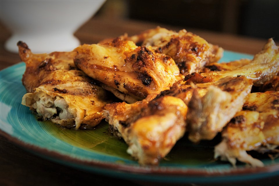 pollo asado, cortado en trozos y cubierto con la salsa