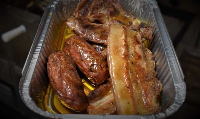 parrillada mixta con salsichas, panceta y chuletas
