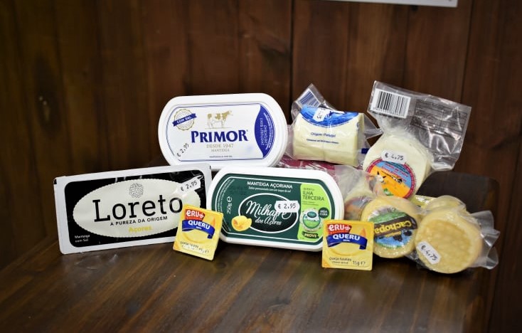 exhibición de productos lácteos típicos portugueses (quesos, mantequillas)