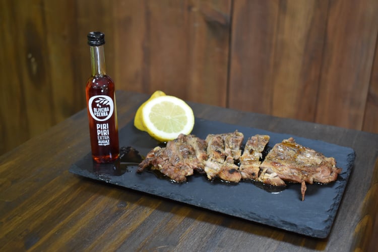 solomillo de cerdo en trozos acompañado de limón y salsa picante portuguesa