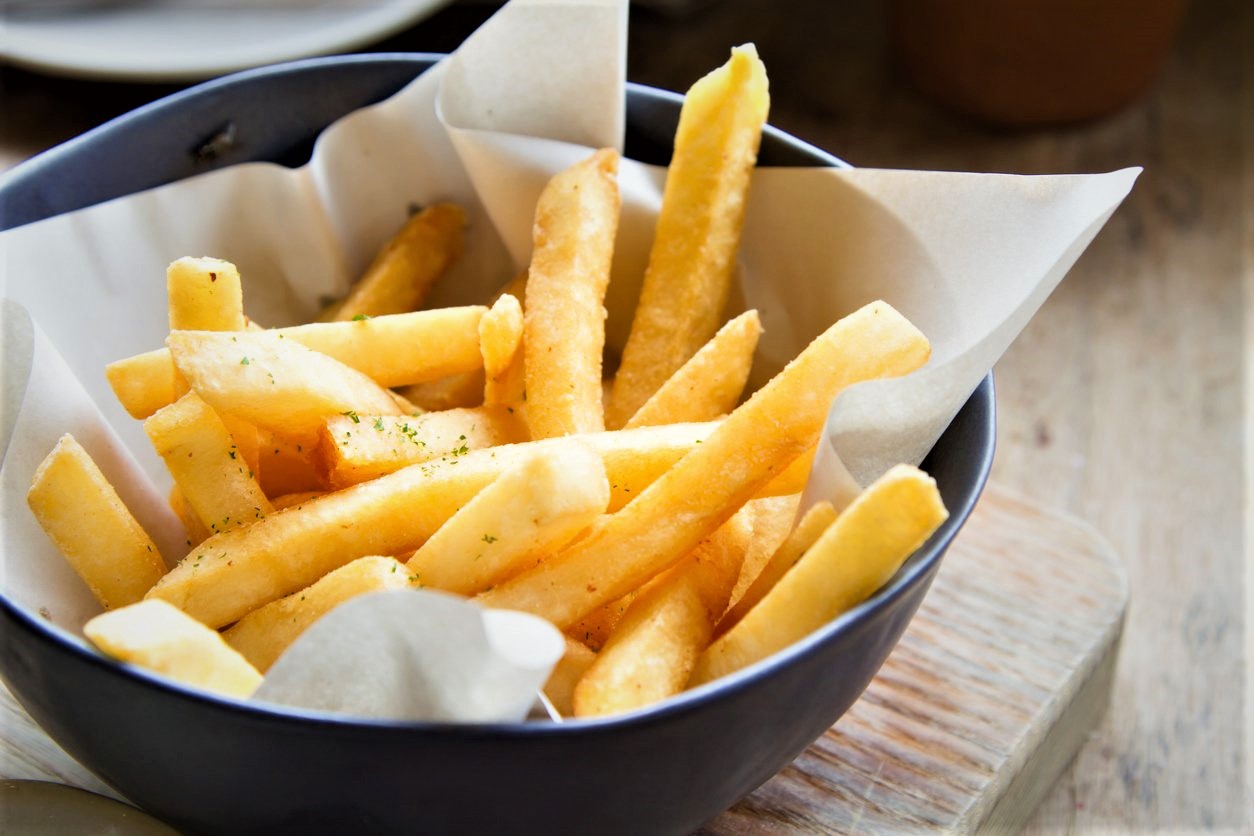 porción de papas fritas doradas