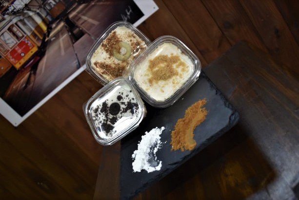 porciones de pastel listas para llevar en convenientes bandejas desechables