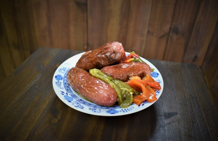 Salchichas criollas acompañadas de pimientos